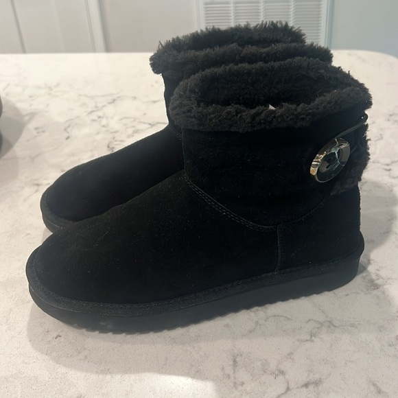NEW WOMENS SIZE 6 BLACK KOOLABURRA BY UGG NALIE BUTTON MINI SUEDE BOOTS = - Picture 3 of 7